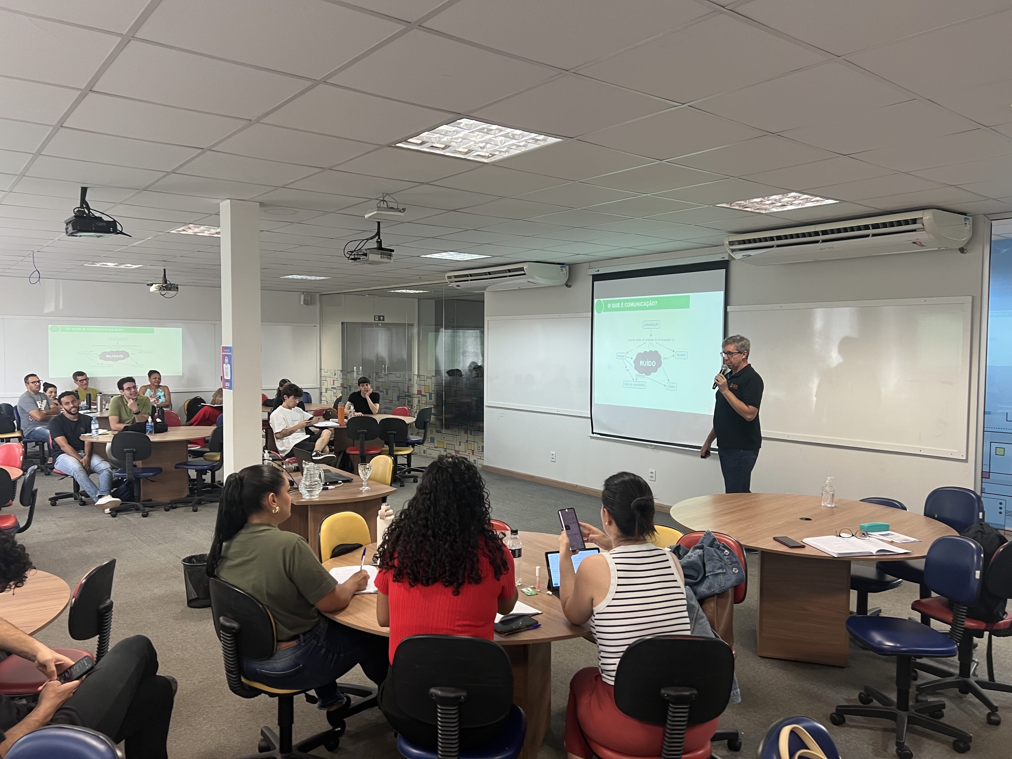 Participantes do Programa Carreira em encontro com uma profissional convidada.