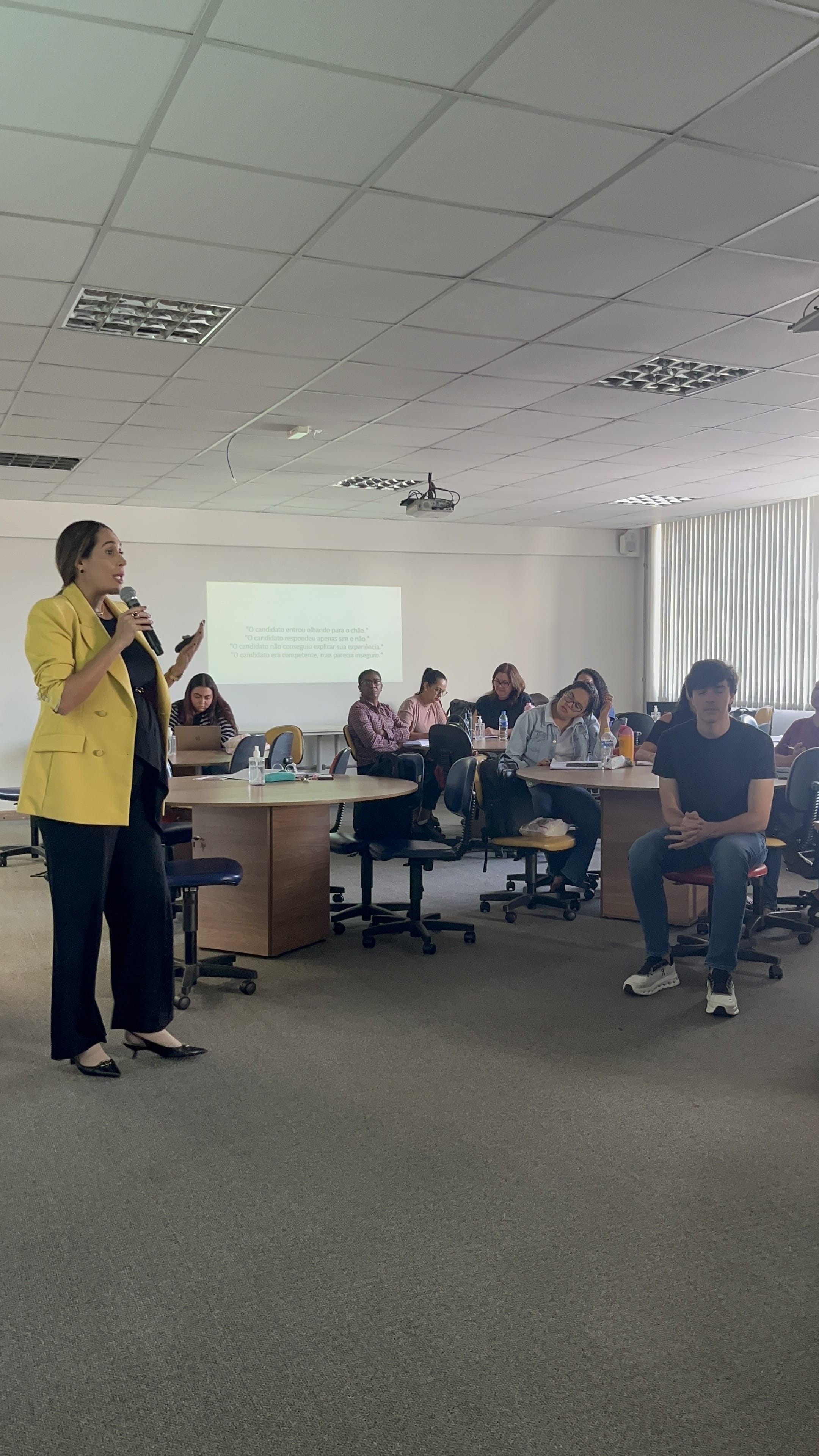 Participantes do Programa Carreira reunidos durante uma atividade formativa.