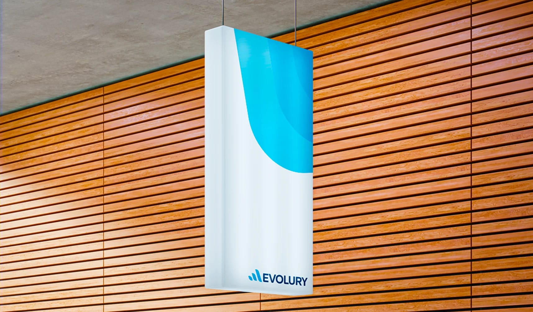 Placa suspensa com a identidade visual da Evolury em ambiente arquitetônico.